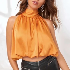 Orange topp - Perfekt festtopp i oranget silkesaktigt och glänsande material (se bild 3). Från Byanastasia i storlek S. Originalpris 349kr. Två första bilderna är lånade. Skriv privat om ni har några frågor eller vill köpa💘
