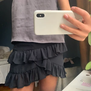 Svart kjol - Svart kjol från bikbok, perfekt nu till hösten med ett par snygga bootz.