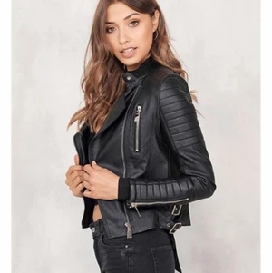 Moto jacket (skinnjacka) - Fin skinnjacka från Chiquelle. Endast använd några gånger. Jackan är dock lite i storleken därför rekommendera att gå upp en storlek. Ordinarie pris 699 sek.