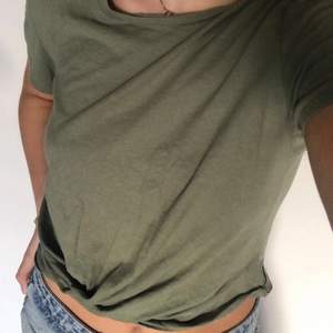 Tshirt från Zara med en cool knytning 💚 Basic med det lilla extra. Storlek M 
