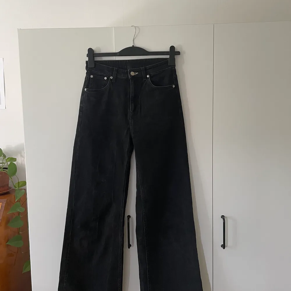 Jeans i modellen ACE från WEEKDAY i storlek 27/32 i fint skick. Använda men inget att anmärka på! Frakten ingår i priset! 🌱🥰 . Jeans & Byxor.