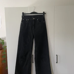 WEEKDAY ACE JEANS - Jeans i modellen ACE från WEEKDAY i storlek 27/32 i fint skick. Använda men inget att anmärka på! Frakten ingår i priset! 🌱🥰 