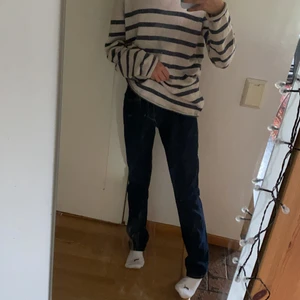 Lågmidjade jeans  - Lågmidjade raka mörkblå jeans säljer på grund av att dem är lite stora i midjan på mig💖