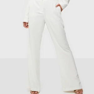 Snygga kostymbyxor  - Säljer mina super fina vita kostymbyxor då de inte kommer till användning längre. Har endast använt dom ett fåtal gånger. Köpta på bikbok för 399kr. Köparen står för frakten.(lånad bild)
