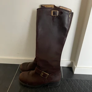 Johnny Bulls stövlar - Supersköna, snygga höga, bruna stövlar från Johnny Bulls som jag använt några säsonger. Lite slitna vid tårna men kan fixas enkelt med skokräm. De är trendiga och passar perfekt till både vardags och lite finare. Köpte dem för 2300 o de är storlek 38. Köparen står för frakten men kan även mötas upp i Malmö. Pris kan diskuteras!