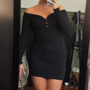 Offshoulder klänning  - As snygg och enkel klänning, sparsamt använd 