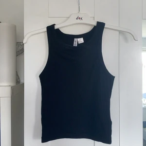 Halterneck linne - Svart linne i storlek xs. Använd 2 gånger. Frakt kan variera 