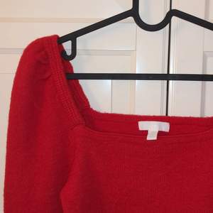 En härlig röd tröja med puff ärmar ❤️ Endast använts nån enstaka gång. 