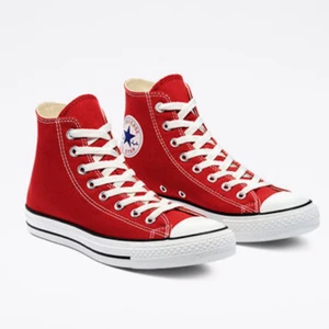 Röda converse - Säljer röda converse som är köpta här på Plick då dom inte passar mig💕 Buda i kommentarerna 