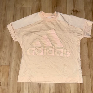 Adidas croptop - Adidas croptop med delvis meschtyg i stl xs. Färgen är en blandning mellan beige och ljus peach. 40kr🌸🌸