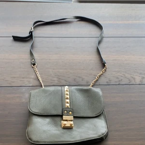 Accessorize väska , axelväska  - Accessorize varumärke axelväska grå/grön från Italien 🇮🇹 ….som ny 💚💚💚💚💚 använda flera gånger tip 2/3