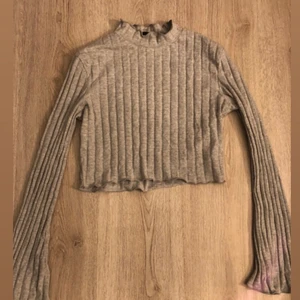 Ribbad tröja - Aldrig använd. Jättefin ribbad tröja, med utsvängda armar, dock från SHEIN men den har bra kvalite, och väldigt skön att ha på sig. Skriv för intresse 