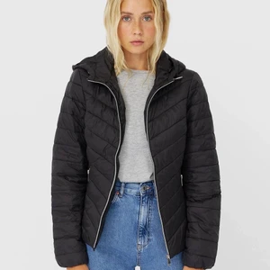 Höst jacka  - Ny allväders jacka i storlek L. Mindre i storlek så passar mer en M. Använd 1 gång en kort stund.    Nypris 299kr