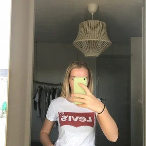 Levis t-shirt - Säljer denna Levis t-shirt då den inte kommer till användning💞 köparen står för frakt 