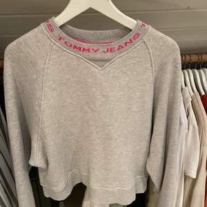 Galet cool grå sweatshirt från Tommy Hilfiger med rosa text runt kragen. Köpt för 800kr på Bubbleroom.