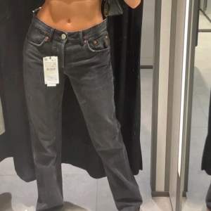 Svart/ gråa Zara mid Rise straight jeans, använda 2 gånger och i väldigt bra skick. Lite liten i storleken. Köptes för 359kr. Köparen står för frakten. (lånade bilder)