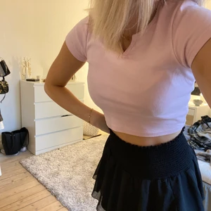 rosa topp - såå himla söt topp som tyvärr inte kommer till användning😍💕 den har verkligen den perfekta rosa färgen och passar både till vardags och fest!!