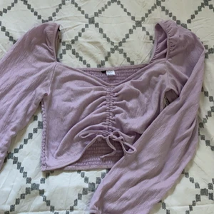 tröja med knyte fram💘 - säljer denna tröjan med justerbart knyte framtill, ribbad då den inte används.  Från H&M i storlek M, men passar mig som har S, skönt material och allmänt en bekväm tröja 💘