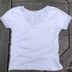 Topp - Superfin vit topp med spets🤍