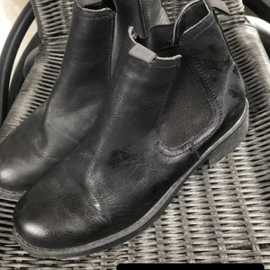 Svarta kängor - Svarta ‎kängor, ‏perfekt ‎för ‎vintern. ‏sköna ‎men ‎köpt ‎andra ‎så ‎används ‎ej ‎längre. ‏klacken ‎är ‎cirka ‎2-4cm. ‏knappt ‎använda, ‏köptes ‎för ‎399kr.