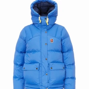 Fjällräven jacka  - Söker denna jacka i storlek Xs-M. Är i stort behov av den, om någon säljer en sådan eller i röd, blå eller svart, så hör gärna av er om ni säljer en💗💗💗