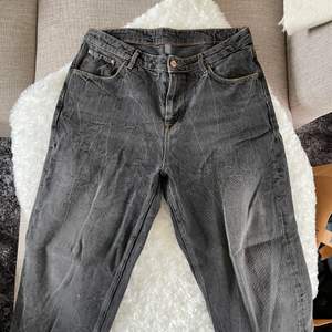 Omärkta gråa jeans 