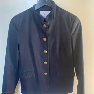 Size medium. Mmm                                                                             Great blazer in good condition has a few spots on the bottom of the back. 