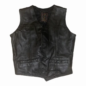 Svart skinnväst - Sjukt najs skinnväst i äkta läder i storlek 34 men passar även en 36😍😍