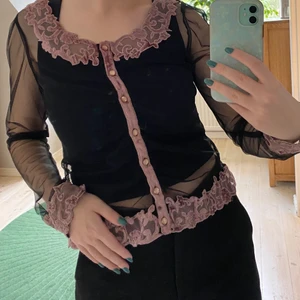 Blus - En svart mesh blus med detaljer i sammet. Ställ gärna frågor i chatten😊