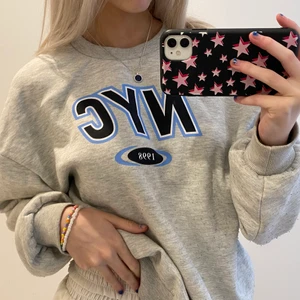 Sweatshirt med tryck - Sweatshirt från GinaTricot! in princip som ny då jag knappt använt den, köparen står för frakt❤️