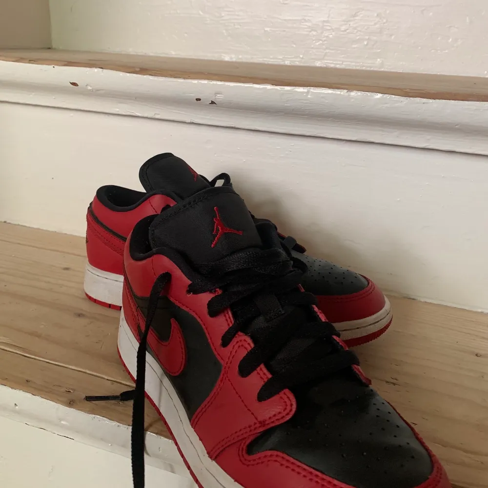 Säljer mina låga jordans i storlek 37.5, modellen heter: ”Nike Air Jordan 1 Low M - Gym red” och köptes för 1900 på Sneakers corner i Gbg. Endast använda fåtal gånger så ser ut som nya! :) köpare betalar frakt: 66kr spårbart! Tveka inte med frågor! :p. Skor.