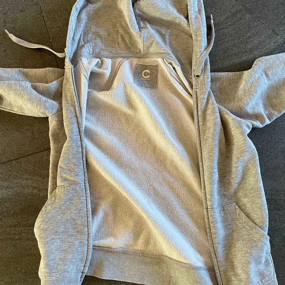 Grå zipup Hoodie ifrån Cubus i storlek XS! Endast lite nopprig annars inga defekter :) nypris ca 299kr köpare står för frakt! 🥰. Hoodies.