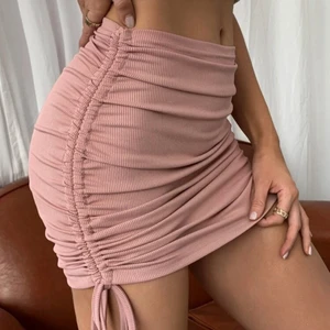 Rosa kjol säljes stl 38/M - Rosa kjol ifrån SHEIN säljes då jag tyckte att den inte sagt så jätte bra på mig, helt ny!