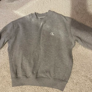 sweatshirt ck - jöttefin grå sweatshirt från calvin klein. Knappt använd. Köparen står för frakt