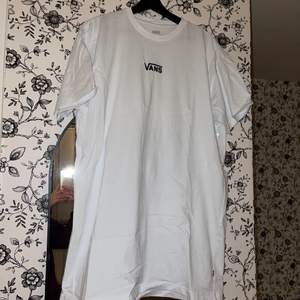 Klänning från vans/ oversized t-shirt, aldrig använd