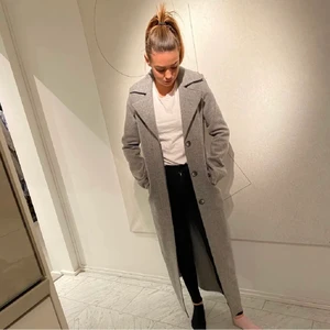 Lång ullkappa från Weekday XS - Lång ullkappa från Weekday, 75% Ull 25% polyamide. Nyskick