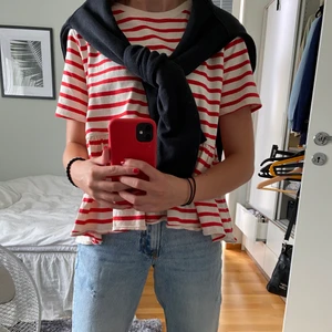 Randig zara tröja  - Säljer denna populära zara tröja! Den är använd men fortfarande i ett superbra skick.