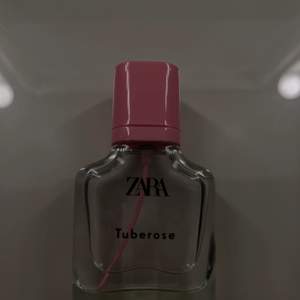 En helt oanvänd parfym som luktar jättegott och väldigt fräsch. Säljer pga jag använder så många andra parfymer och den har aldrig kommit till användning! Från Zara i Sthlm. Frakten är billigare.