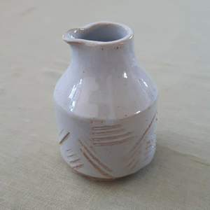 Säljer handgjord keramikvas/inredningsdetalj i blågrått. Den är 10 cm hög och 7,5 cm bred i botten. 