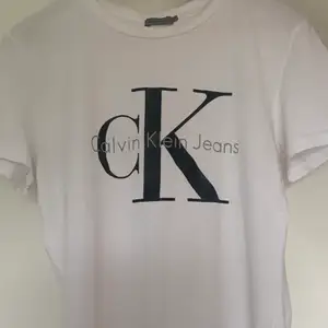 Vit t-shirt från Calvin Klein Jeans, använd max 2 ggr. Använder inte eftersom den köptes i fel storlek. Nypris 399kr, du får den för 50! 