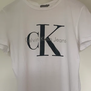 Calvin Klein T-shirt  - Vit t-shirt från Calvin Klein Jeans, använd max 2 ggr. Använder inte eftersom den köptes i fel storlek. Nypris 399kr, du får den för 50! 