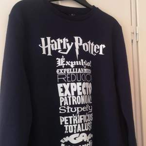 En jätte fin och skön tröja! Jag gillar inte Harry Potter därför säljer jag tröjan😚 Aldrig använt 👍