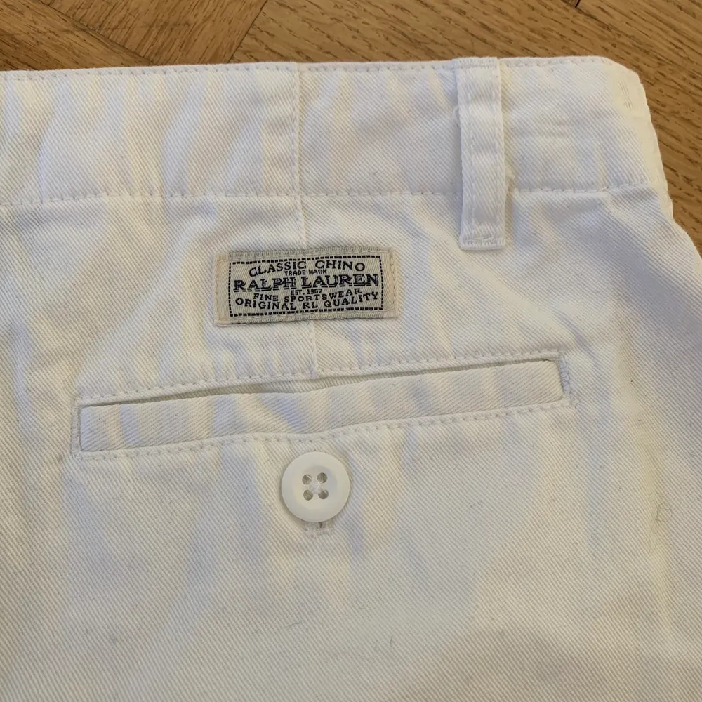 Vita shorts i 100% bomull från Ralph Lauren. Köpta i USA för 3 år sen men endast använda 1 gång. Fint skick utan tecken på användning, passar storlek xxs-xs🥰. Shorts.