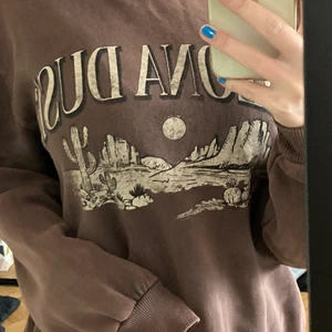 Hoodie  - En fin brun sweatshirt med tryck. Säljer pga inte kommer till användning. Den är i storlek S men den är lite större men inte så stor om ni fattar. Den har hel, inte trasig nånstans! 