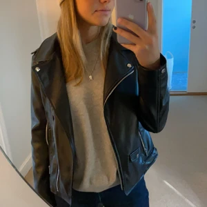 Skinnjacka - Cool skinnjacka från Zara, knappt använd💕 strl 13-14(motsvarar strl S skulle jag säga) 175kr+frakt