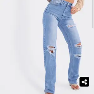 Säljer mina jeans från Prettylittlething som aldrig kommit till användning och är nu för små. Frakten är 66kr och priset går att diskutera.