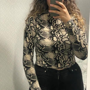 Tröja  - Knappt använd, skulle även passa L 