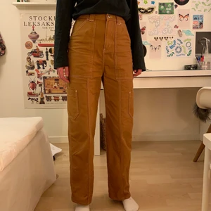 Byxor - Byxor, ”snickarbyxor”. Bruna ish från weekday. Storlek 34. Använda fåtal gånger, i väldigt bra skick. 100kr + frakt. 