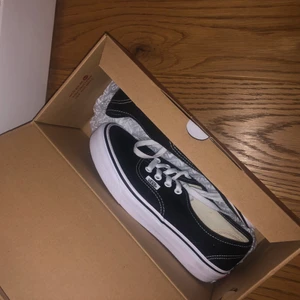Vans Skor - Riktiga Vans, använda vid 1 tillfälle. Säljes i orginalkartong. Anledning till jag säljer dessa är då dom tyvärr inte kommer till användning. Original pris 800kr.