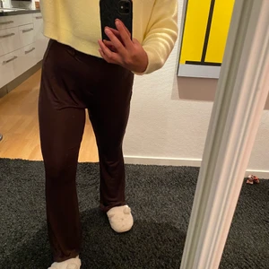 Bruna vida byxor - Ett par fladdriga bruna byxor som är supersköna men kommer inte till användning. Nypris 149kr, mitt pris 79kr. Köparen står för frakten💕